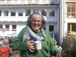 Gabriela Pätzold im Garten mit Kaffeetasse in der Hand