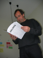 Hans-Martin Kühnel liest eine IKEA Bauanleitung
