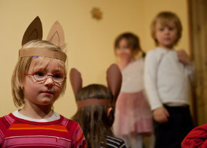 Kinder (Papp-Ohr-Hasen) ganz konzentriert